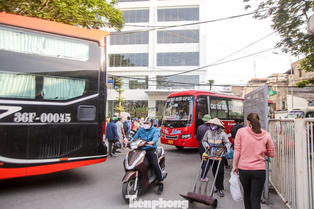 Ghi nhận của PV tại bến xe Giáp Bát (Hà Nội), các chuyến xe khách chở người dân từ các tỉnh về Hà Nội, nối đuôi nhau vào bến trong chiều nay (3/5).