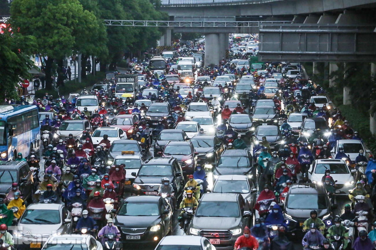 Lượng phương tiện tham gia giao thông đông đúc.