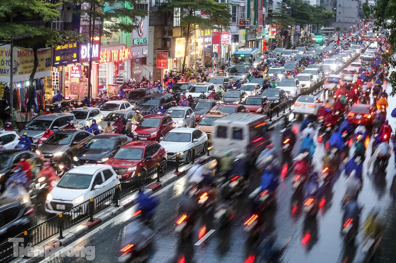 Phố Tây Sơn chiều hướng ra ngoại thành ùn tắc nhiều giờ trong cơn mưa lớn.