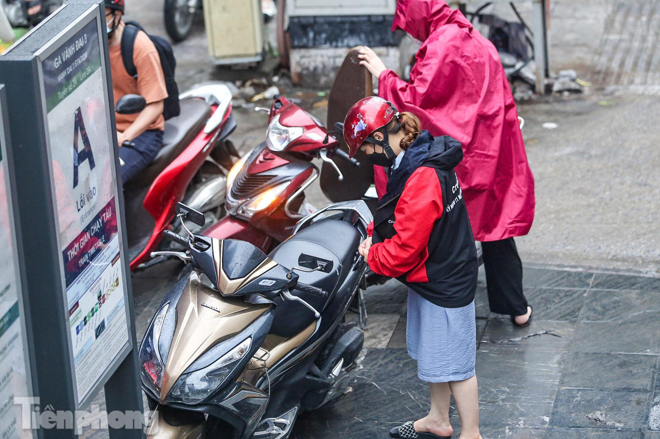 Nhiều phương tiện phải rẽ ngang, dừng lại mặc áo mưa.