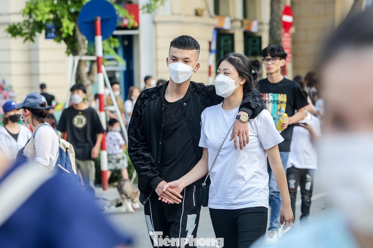 Thời tiết dịp này tại Hà Nội mát mẻ như mùa thu khiến chuyến vui chơi của mọi người vui vẻ và thoải mái hơn