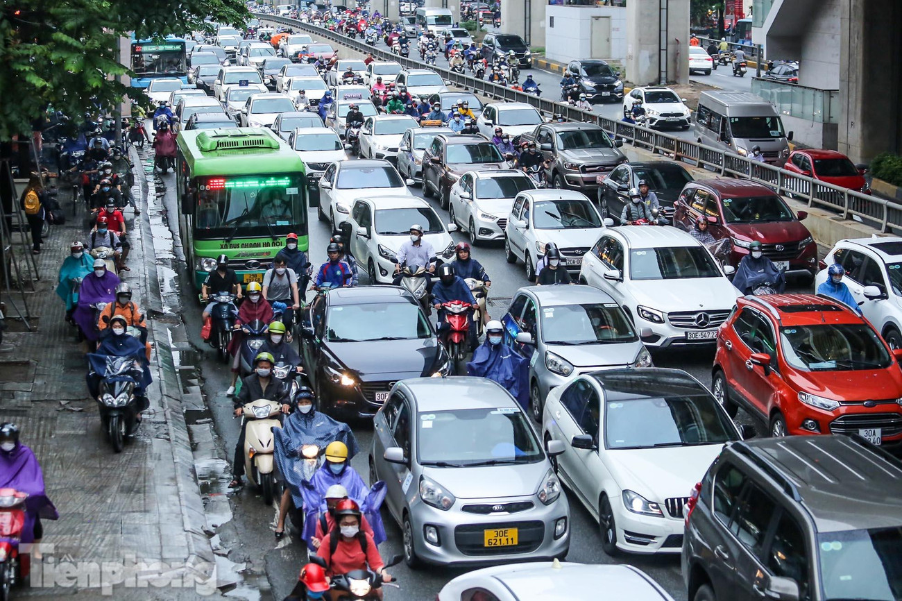 Ghi nhận của PV, do ảnh hưởng của cơn mưa kéo dài khiến việc di chuyển, sinh hoạt trong ngày hôm nay trở nên khó khăn, đặc biệt trong giờ cao điểm.