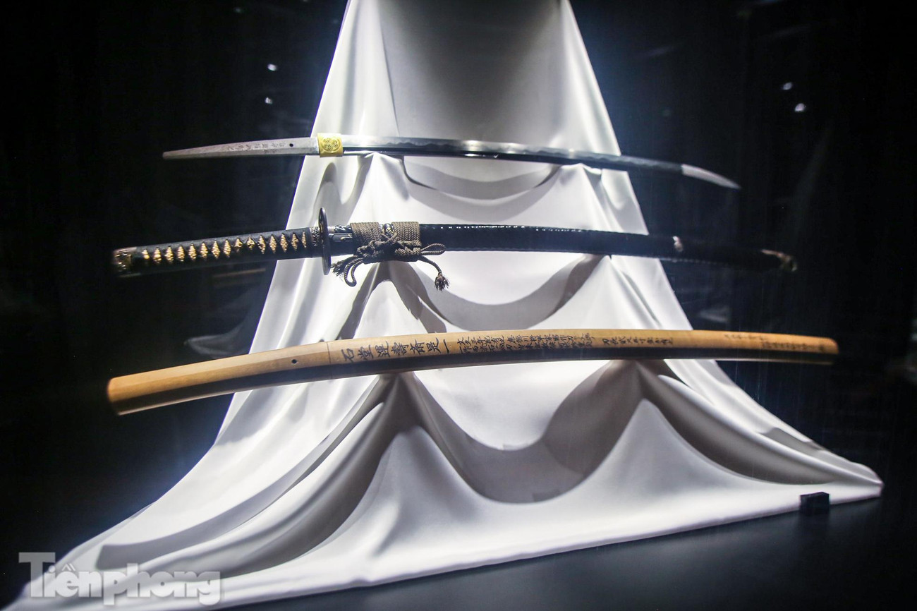 Thanh kiếm được nghệ nhân Unju Korekazu chế tác vào thời kỳ 1863 với nhiều thành phần bằng vàng ròng và bao hàm nhiều thông điệp đặc biệt trên vỏ kiếm.