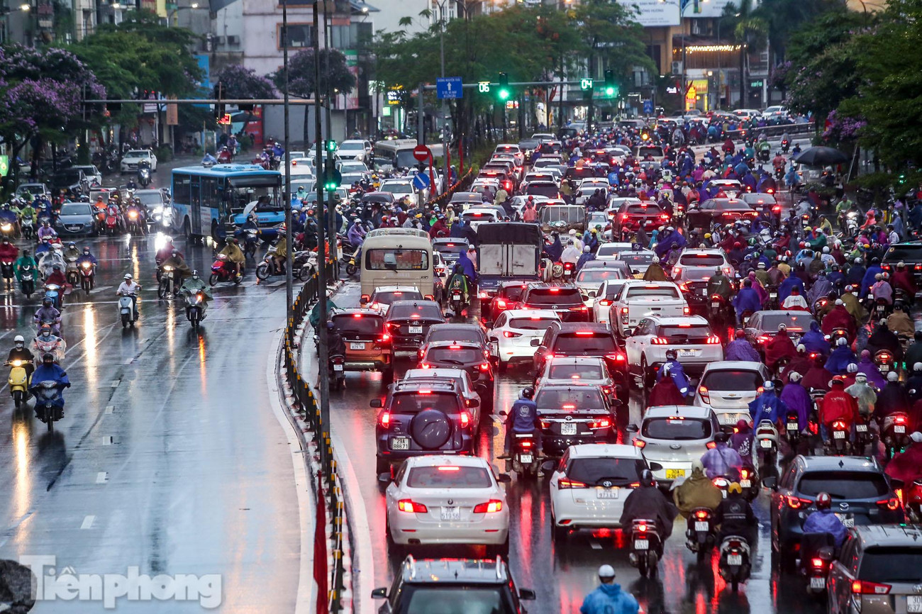 Đến khoảng 19h, nhiều tuyến phố vẫn trong tình trạng đông đúc, kẹt cứng.