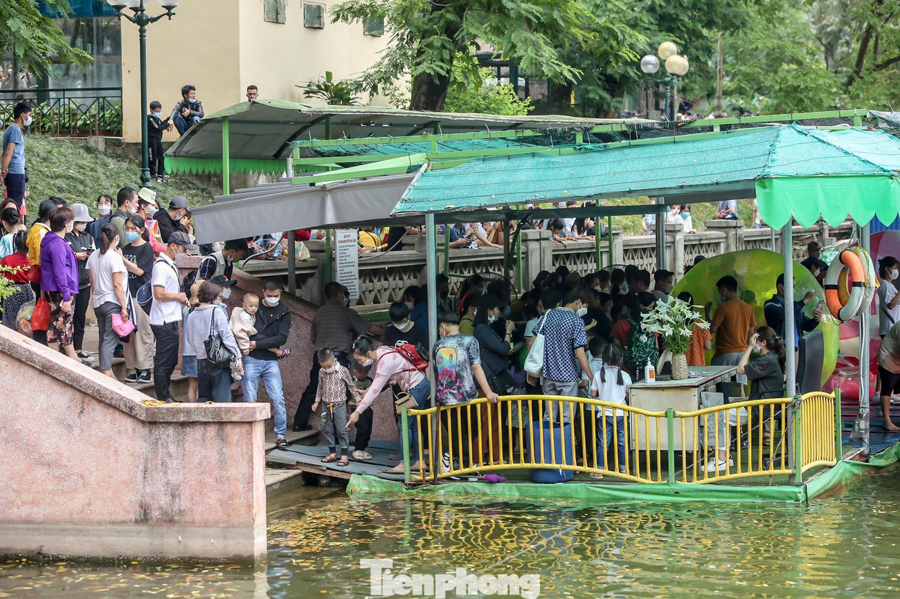 Khu vực vui chơi đều chật kín người, để đến lượt phải chờ cả tiếng đồng hồ. Nhiều người ngán ngẩm ra về sớm.