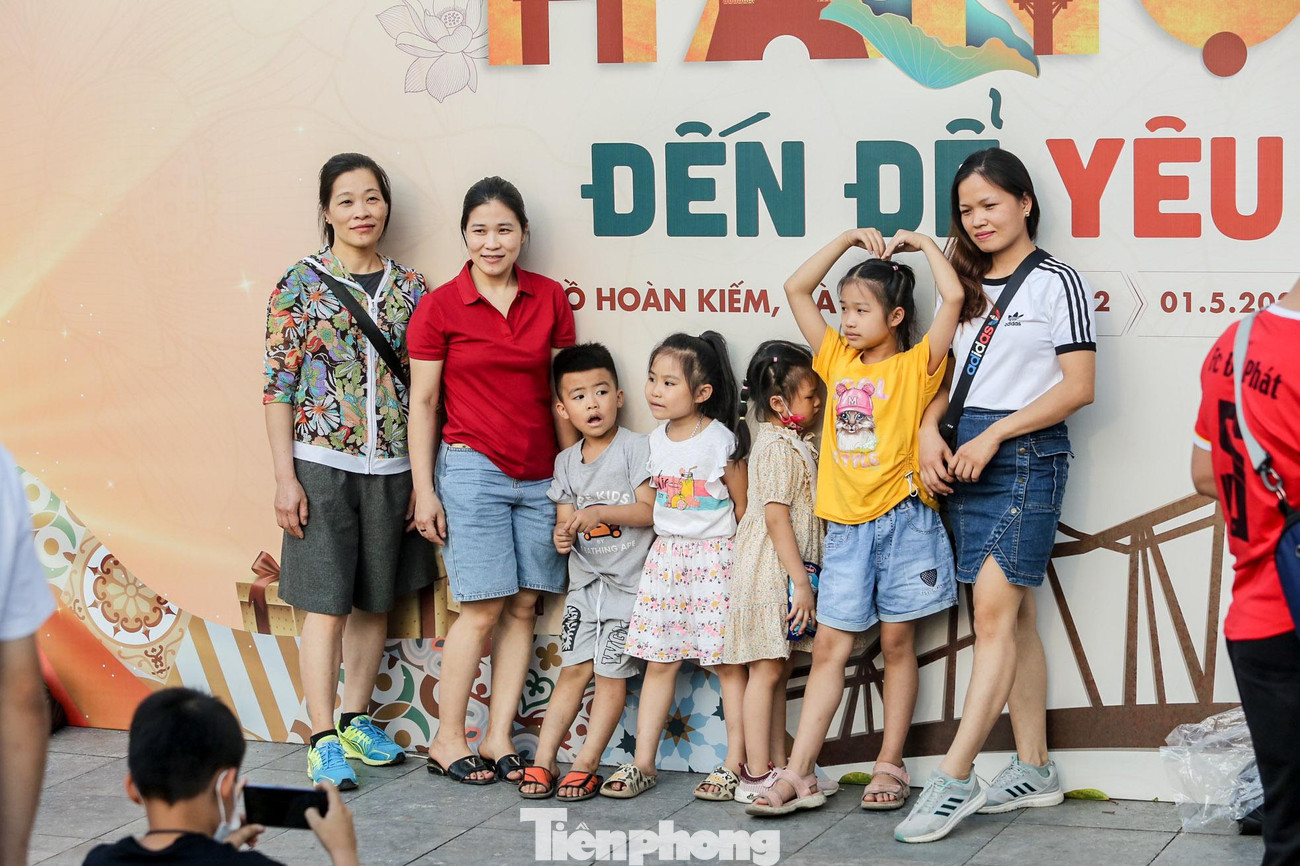 Nhiều hoạt động được diễn ra tại khu phố đi bộ Hồ Gươm hút khách du lịch.