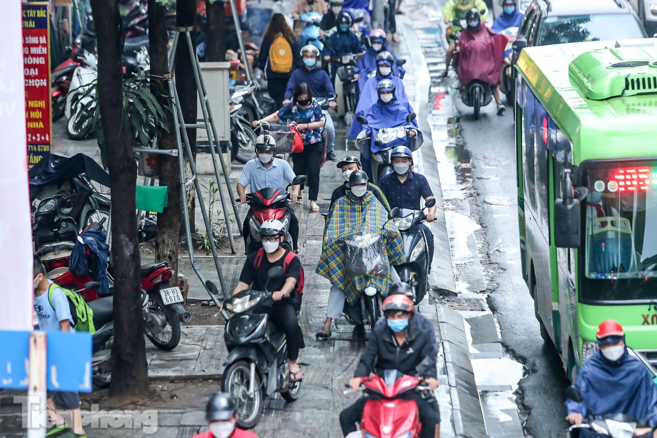 Tuyến phố Nguyễn Trãi, đoạn nút giao với đường Vành đai 3 ùn tắc kéo dài, nhiều phương tiện leo lên vỉa hè để tìm lối đi.