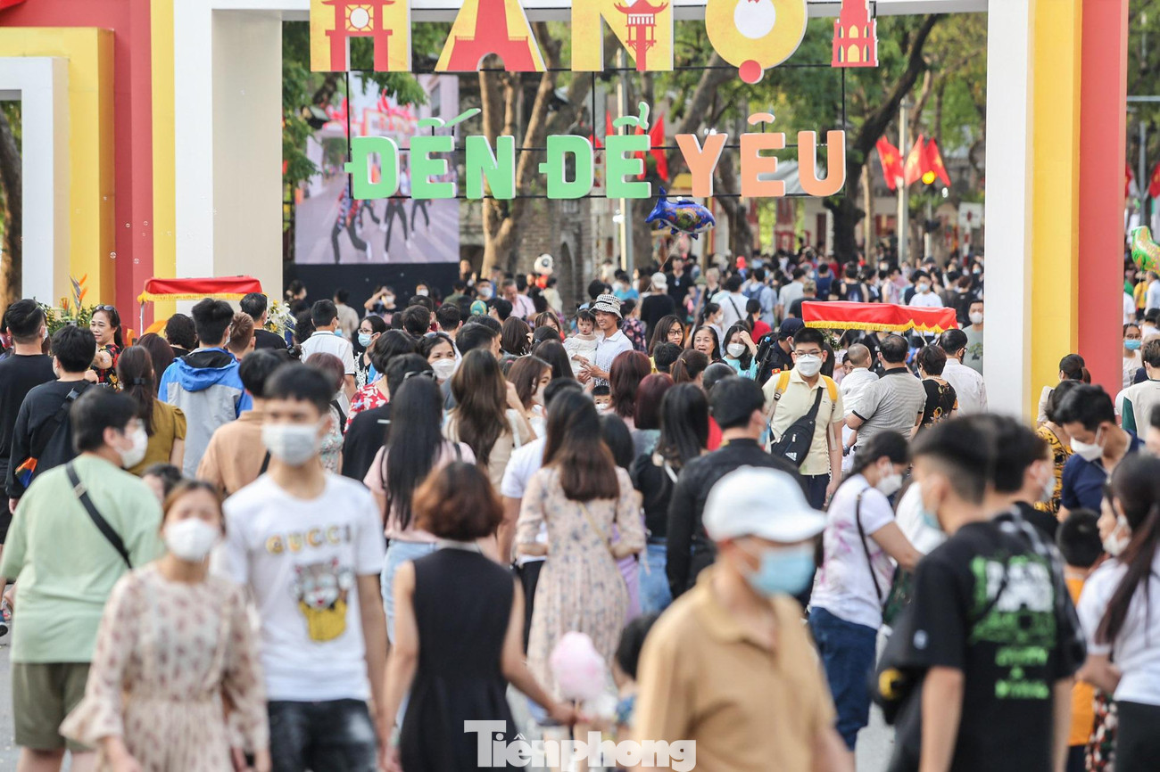 Theo ghi nhận của PV, phố đi bộ hồ Gươm đón một lượng lớn khách trong và ngoài nước đến tham quan, du lịch, các con phố xung quanh hồ trở nên đông đúc từ sáng đến tối.