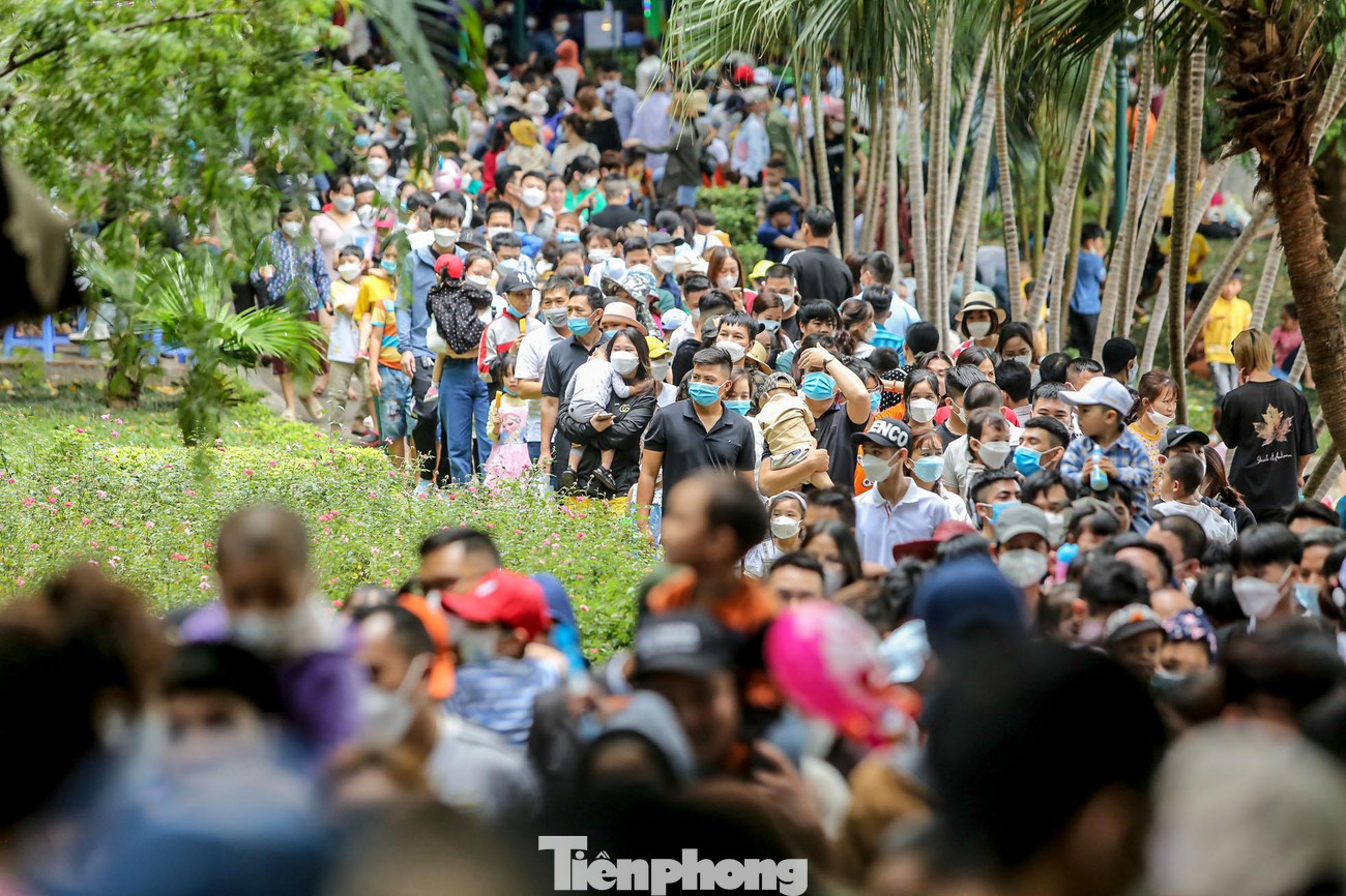 Ken đặc người tại các đường dạo xung quanh công viên.