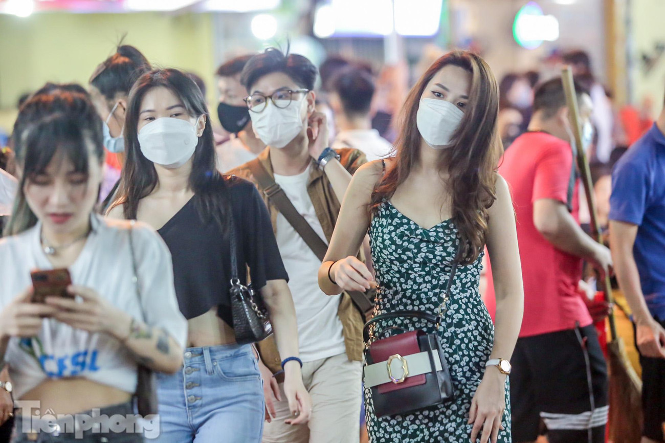 Đến khuya muộn, lượng người ở khu vực Tạ Hiện còn tấp nập, chưa có dấu hiệu giảm bớt.