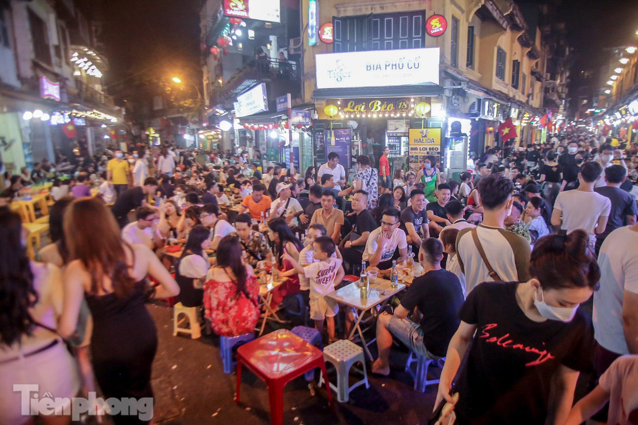 Theo ghi nhận của phóng viên, từ 19h, các hàng quán ăn uống ở khu vực Tạ Hiện đã tấp nập, đến khoảng 20h, nhiều hàng quán không còn chỗ ngồi.