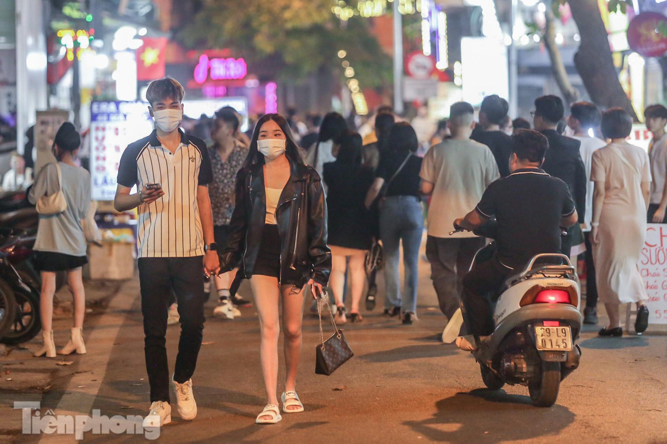 Không kém Tạ Hiện, các con phố cổ như Lương Ngọc Quyến, Mã Mây, Đào Duy Từ ... đều sôi động đến tận khuya.