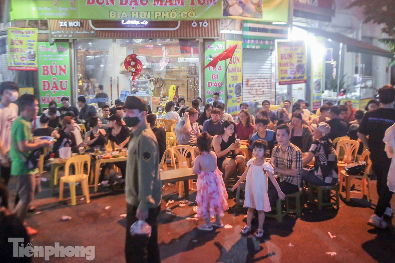 Quán bia trên phố Mã Mây tấp nập, bàn ghế được đặt tràn xuống lòng đường.