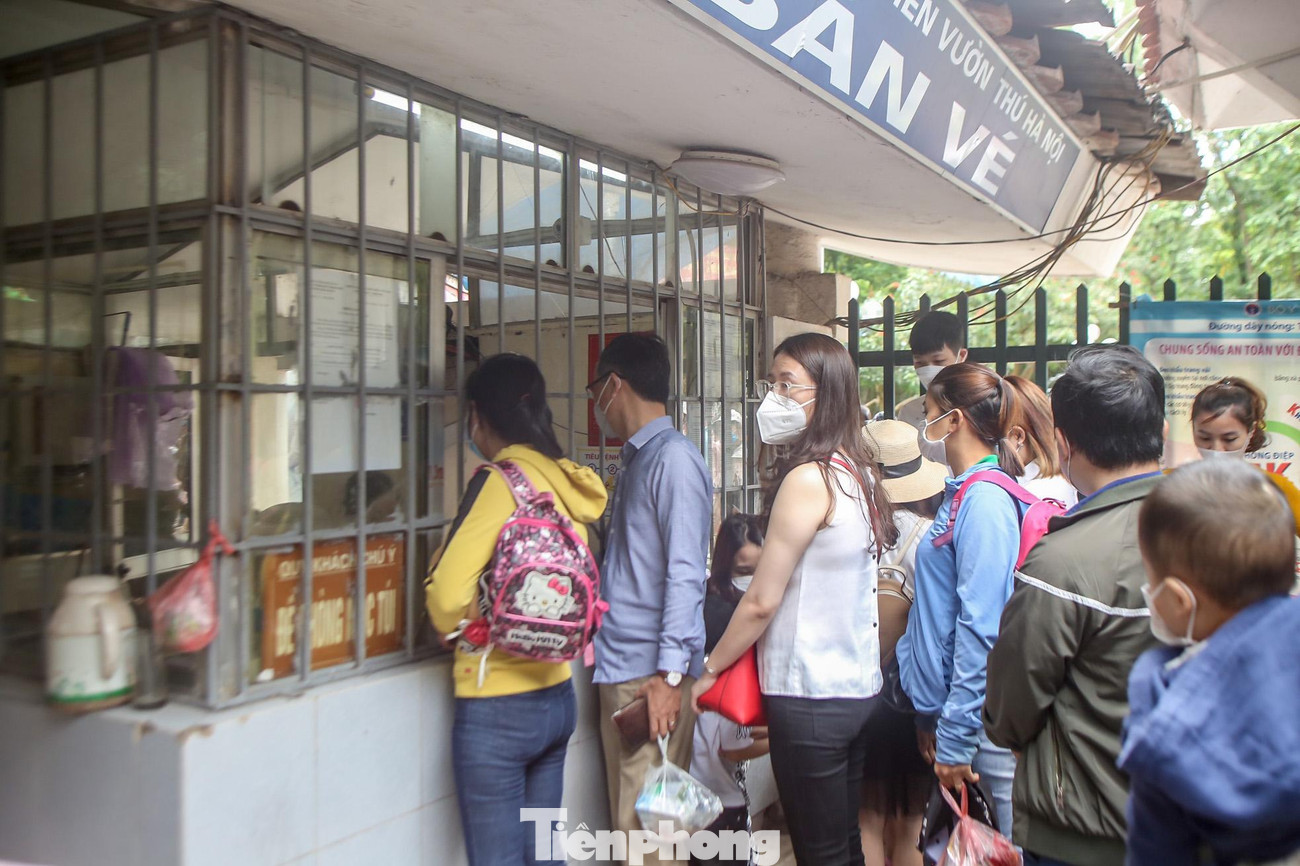 Ghi nhận của PV, hàng ngàn người chọn vườn thú Hà Nội làm điểm đến trong đợt nghỉ lễ 30/4 -1/5, mặc dù đã bố trí hai khu vực bán vé cho người dân tuy nhiên phải xếp hàng khoảng 20-30 phút mới có thể mua vé vào.