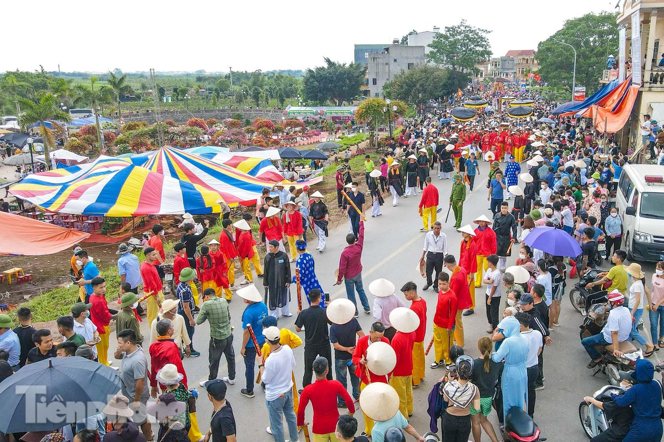 Lễ hội Gióng ở đền Phù Đổng gắn với truyền thuyết về một cậu bé được mẹ sinh ra một cách kỳ lạ.
