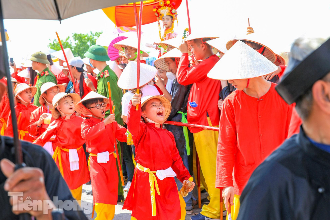 Khôi ngô, tuấn tú nhưng lên 3 tuổi vẫn chưa biết nói, biết cười, suốt ngày cậu chỉ nằm trong thúng treo trên gióng tre, vì thế được đặt tên là Gióng.