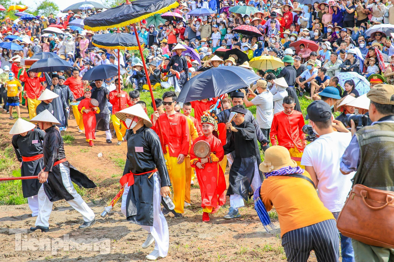 Sau khi dẹp tan giặc Ân, Gióng về núi Sóc rồi cưỡi ngựa bay lên trời. Từ đó, Gióng được thiêng hóa thành một vị Thánh bất tử, bảo vệ sự thái bình cho đất nước và thịnh vượng cho muôn dân.