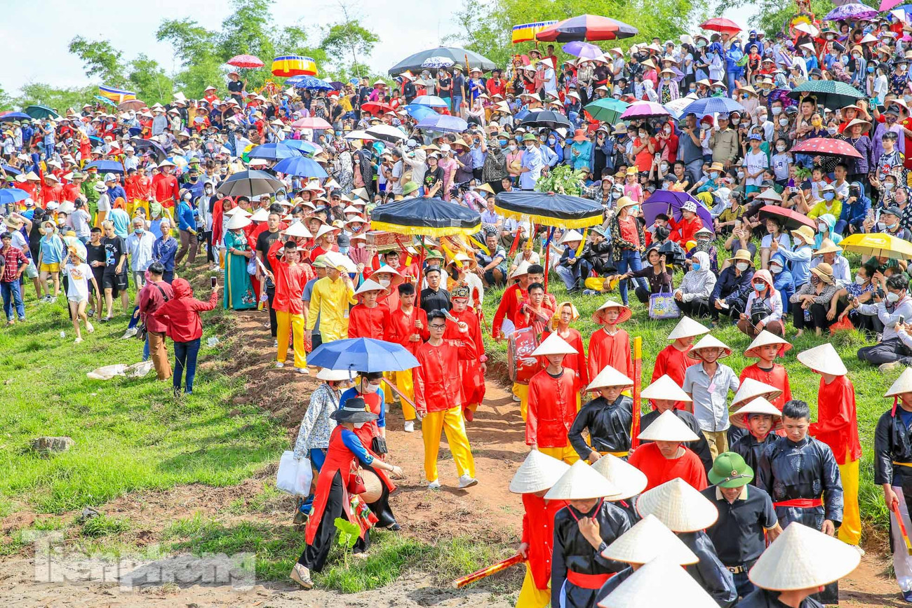 Đi tiên phong là phù giá và quân lính của ông Hiệu (người tượng trưng cho Thánh Gióng). Vừa đi, các phù giá và quân lính vừa hô vang khẩu hiệu để thể hiện hào khí của đoàn quân.
