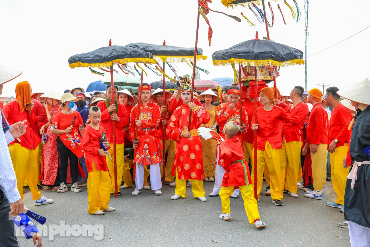 Sau khi nghe thấy lời kêu gọi của nhà vua tìm người tài giỏi đánh giặc ngoại xâm, Gióng bỗng lớn nhanh như thổi, rồi xung phong ra trận đánh giặc cứu nước, cứu dân.