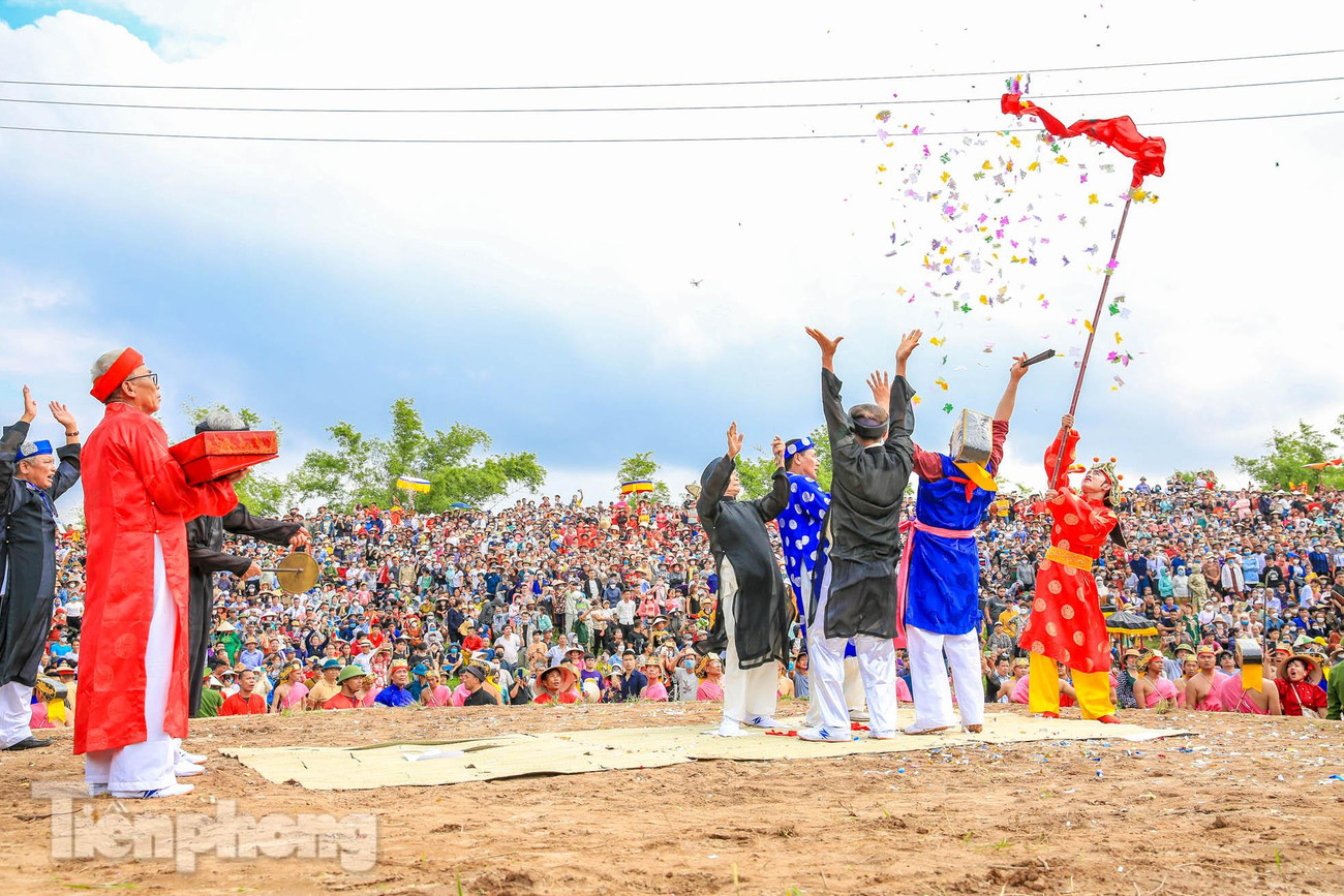 Sau khi màn diễn của ông Hổ kết thúc, đến màn múa cờ của ông Hiệu tái hiện trận đánh của Thánh Gióng.