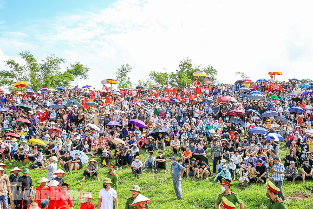 Rất đông du khách thập phương có mặt tại hội Gióng.
