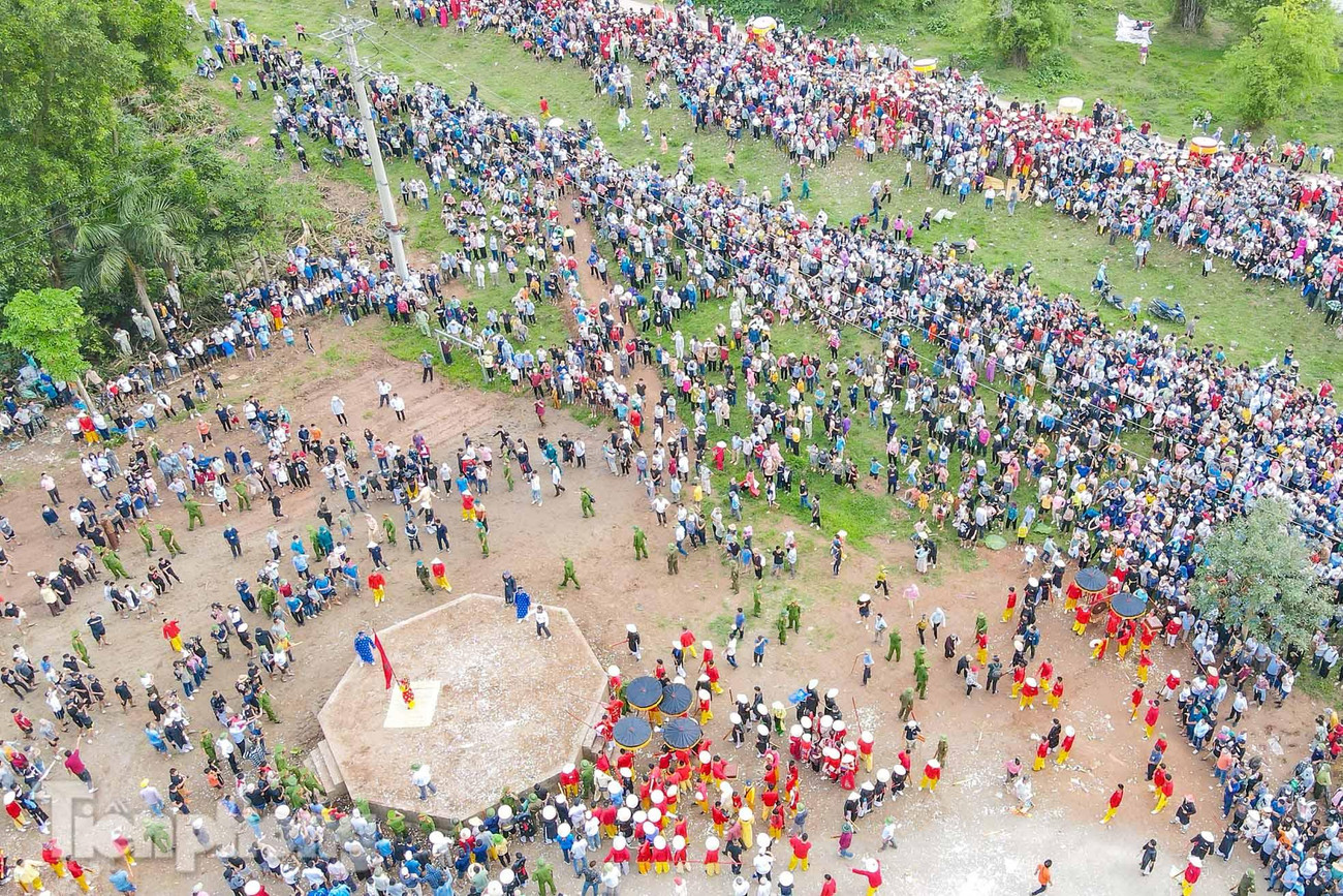 Màn tái hiện Thánh Gióng hai lần đánh giặc Ân thu hút hàng nghìn du khách.