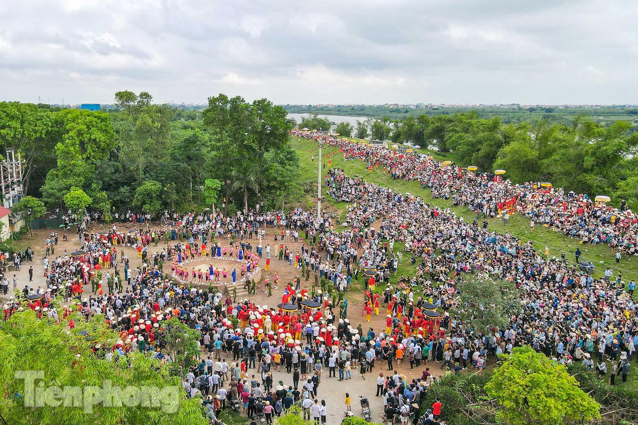 Màn tái hiện Thánh Gióng đánh giặc Ân tại Lễ hội Gióng được bắt đầu, thu hút đông đảo người dân và du khách thập phương.