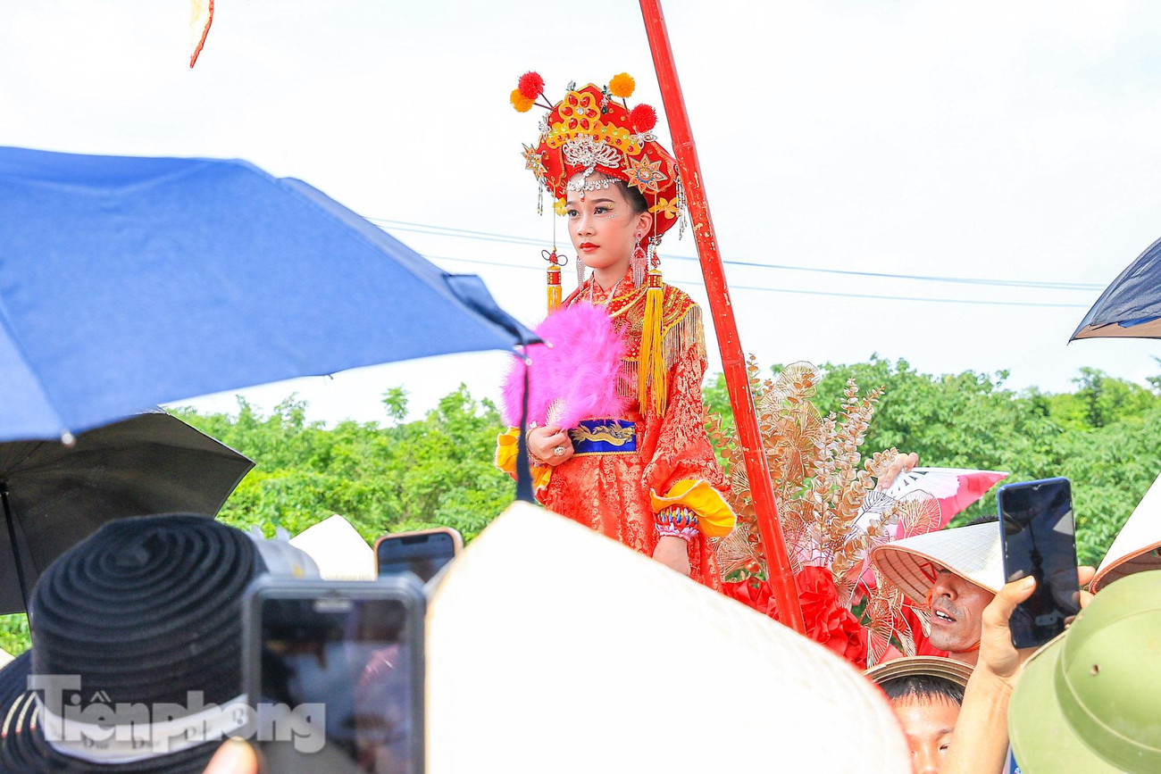 “Cô Tướng” là một hình ảnh ước lệ vào vai phản diện tượng trưng cho người đứng đầu đạo quân xâm lược trong Lễ hội Gióng - Đền Phù Đổng (xã Phù Đổng, huyện Gia Lâm, Hà Nội). Lễ hội Gióng đã được xếp hạng Di sản Văn hóa phi vật thể đại diện của nhân loại. Việc lựa chọn Cô Tướng được bắt đầu từ tháng 3 âm lịch. Vào mùng 1/4 âm lịch, các Cô Tướng được nhận các đạo cụ (áo, mũ, hài, quạt, trống, lọng, kiệu, binh khí - tay thước, roi rồng...) mang về nhà tập luyện (tập lễ, đi đứng) và bày biện trang nghiêm trong không gian thờ cúng của gia đình.