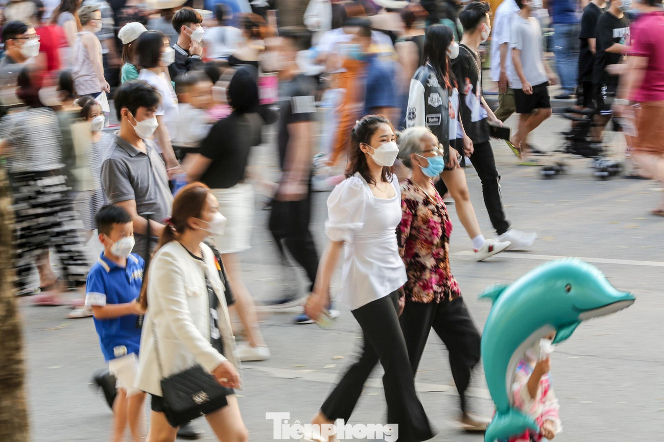 Thay vì đi chơi xa, về quê, nhiều người chọn Hà Nội là điểm vui chơi trong dịp nghỉ lễ 30/4 -1/5.