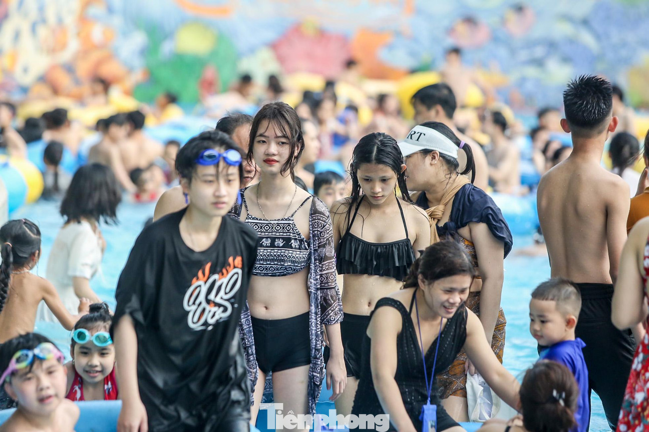 Nhiều người chưa xuống bể tắm đã phải đi lên vì quá đông.