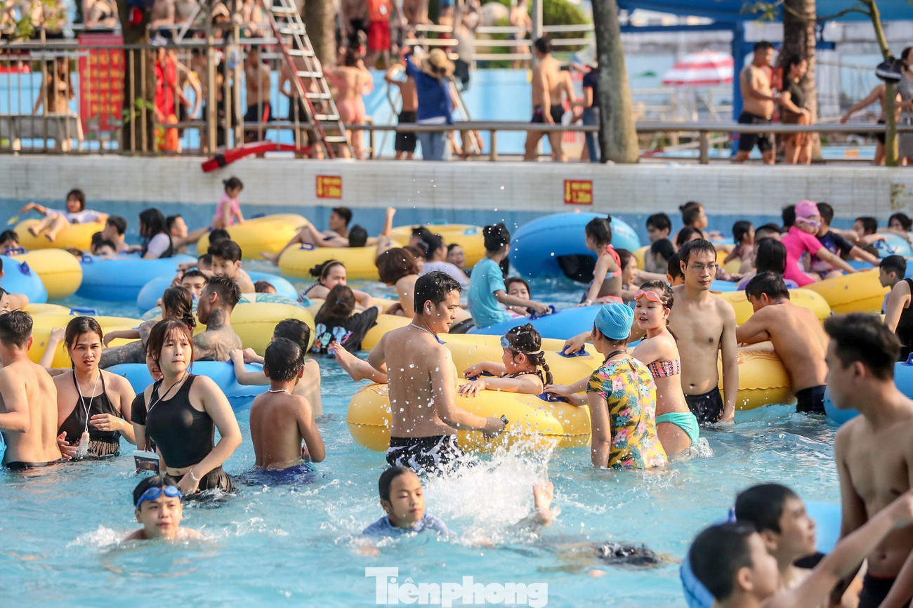 Hà Nội bắt đầu vào hè, vì vậy nhiều người tìm đến đây để giải nhiệt.