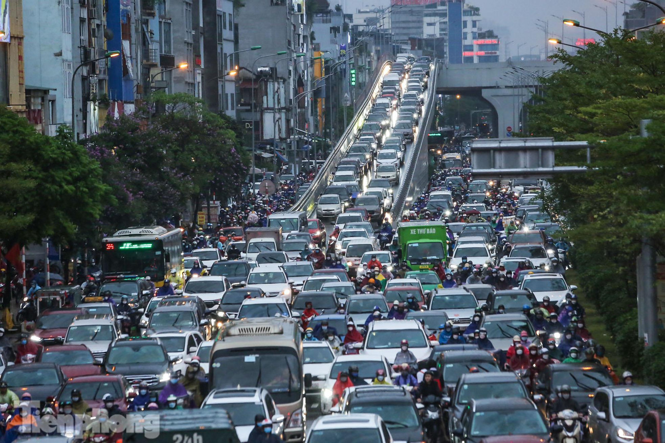 Các phương tiện chỉ có thể di chuyển bằng cách nhích từng bước một.