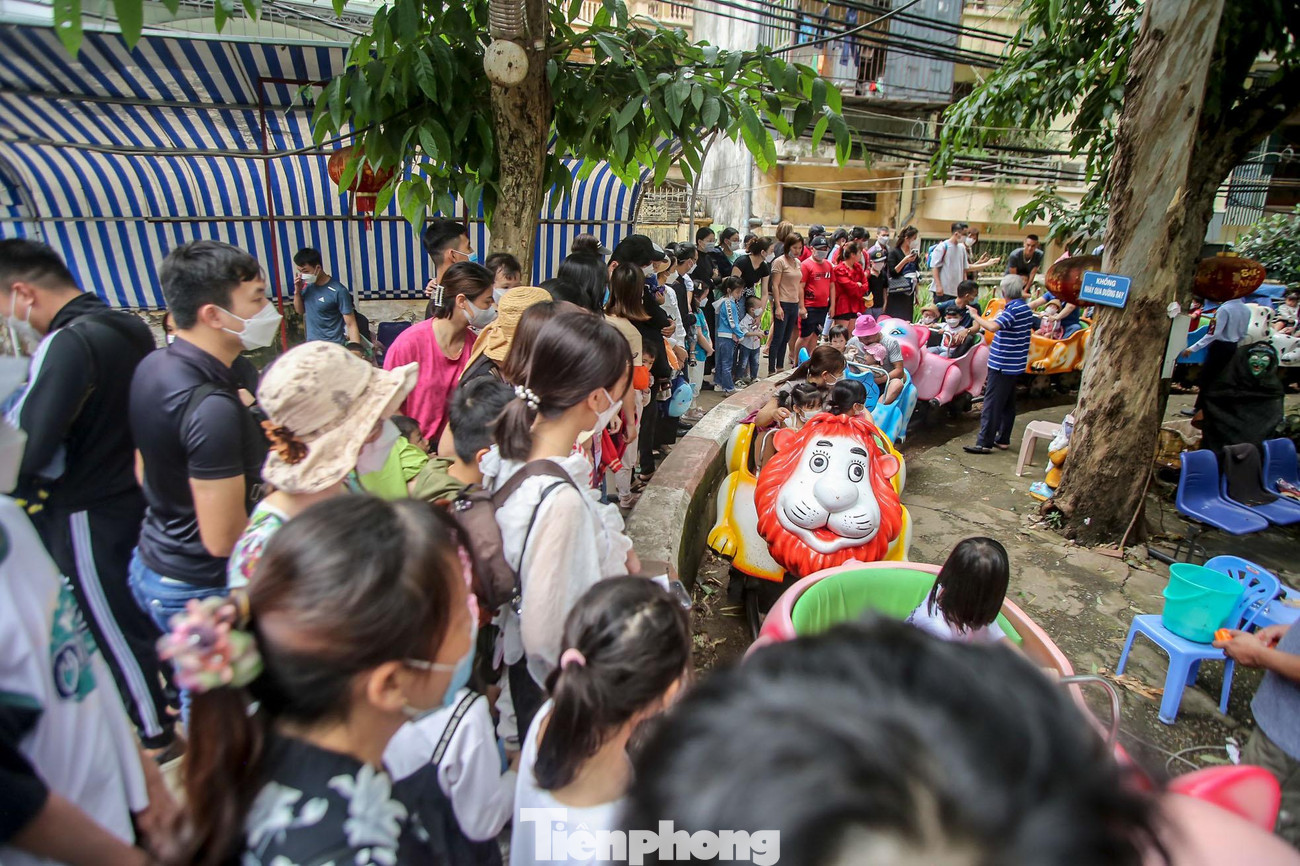 Các điểm vui chơi như tàu hỏa, xích đu đều có người xếp hàng.