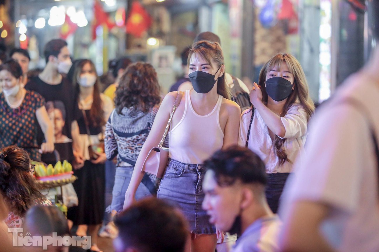 Khoảng 21h là khi các quán bar, club tại các khu vực trên bắt đầu lên nhạc mạnh, dòng người qua lại càng lúc càng đông hơn.