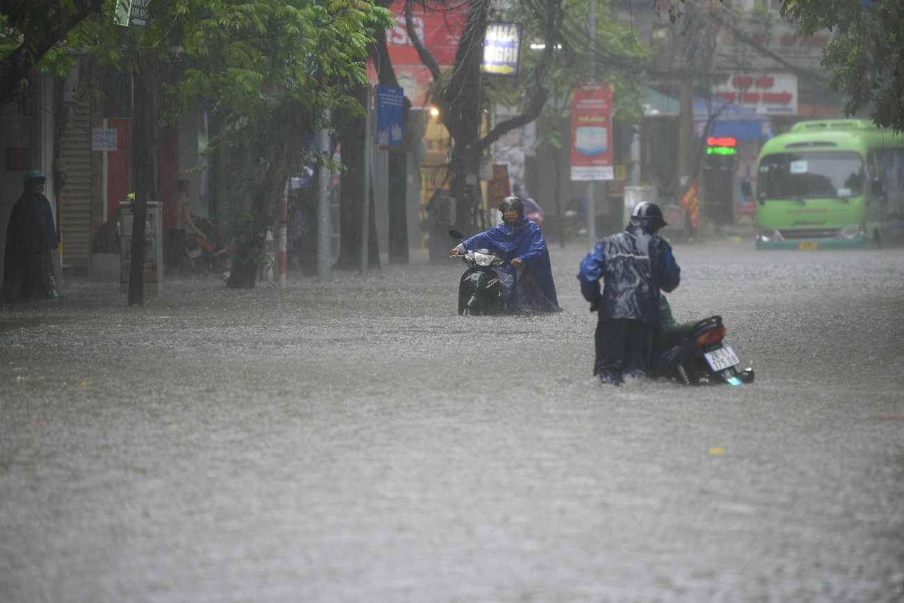 Từ 13h30 chiều nay (29/5), mưa lớn kéo dài đã diễn ra trên diện rộng tại khu vực nội thành Hà Nội khiến các tuyến phố nhanh chóng ngập thành sông.