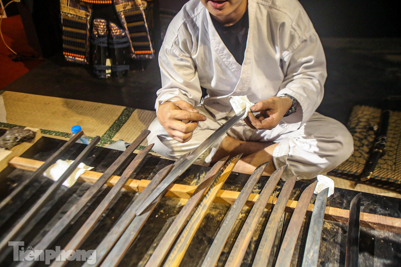 Quy trình rèn kiếm gồm nhiều công đoạn, trong đó công đoạn gập thép là công đoạn khá nặng nhọc. Ở giai đoạn này, nhiệt độ của lò Tatara dần được tăng lên để nung đỏ thép. Các lớp thép được xếp chồng lên nhau, sau đó được nện búa nhiều lần để loại bỏ tạp chất bên trong. Công đoạn này có sự kết hợp của nhiều loại búa khác nhau để phù hợp với mục đích sử dụng.