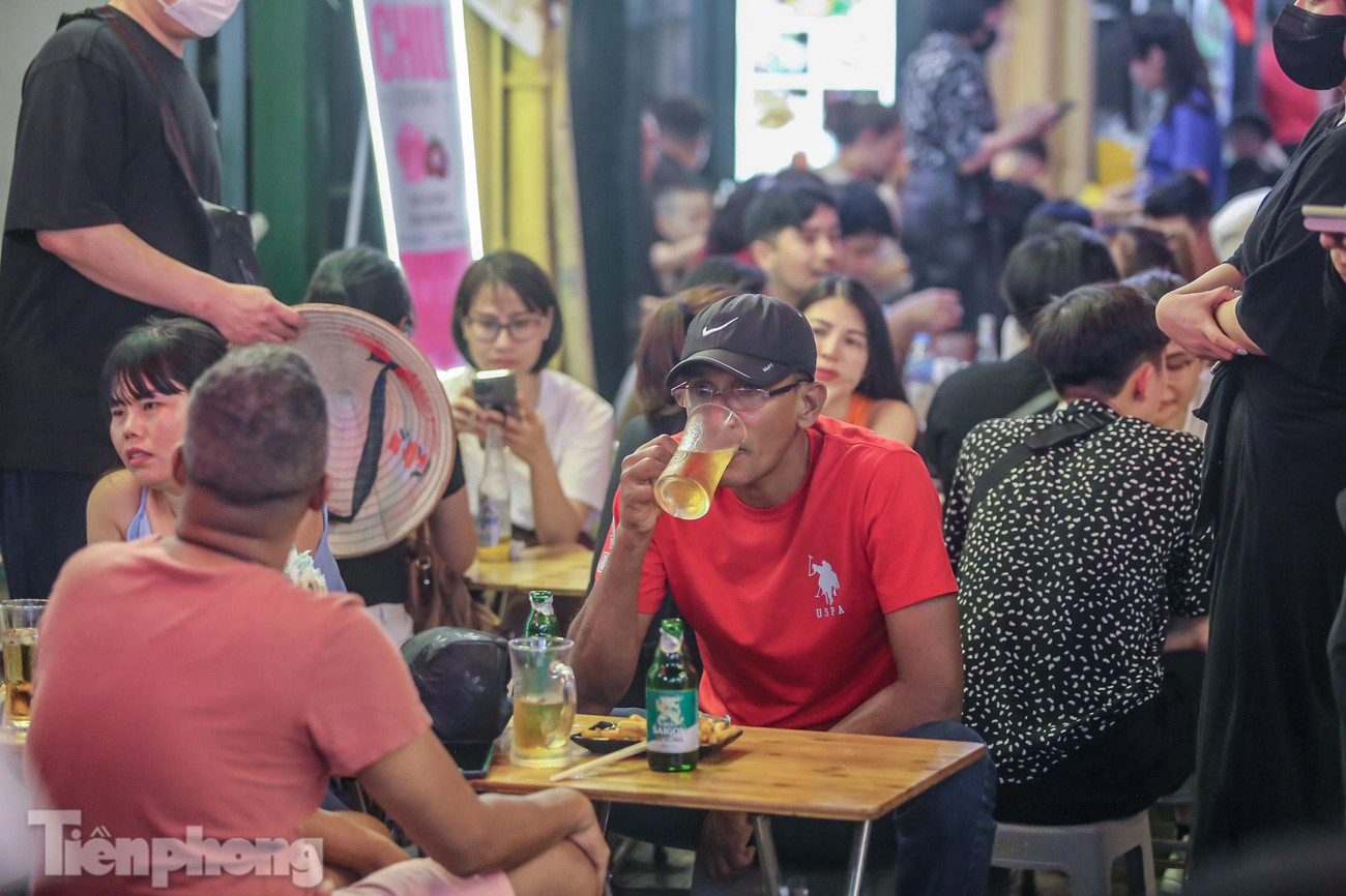 Một lượng lớn khách tây xuất hiện tại khu vực Tạ Hiện.