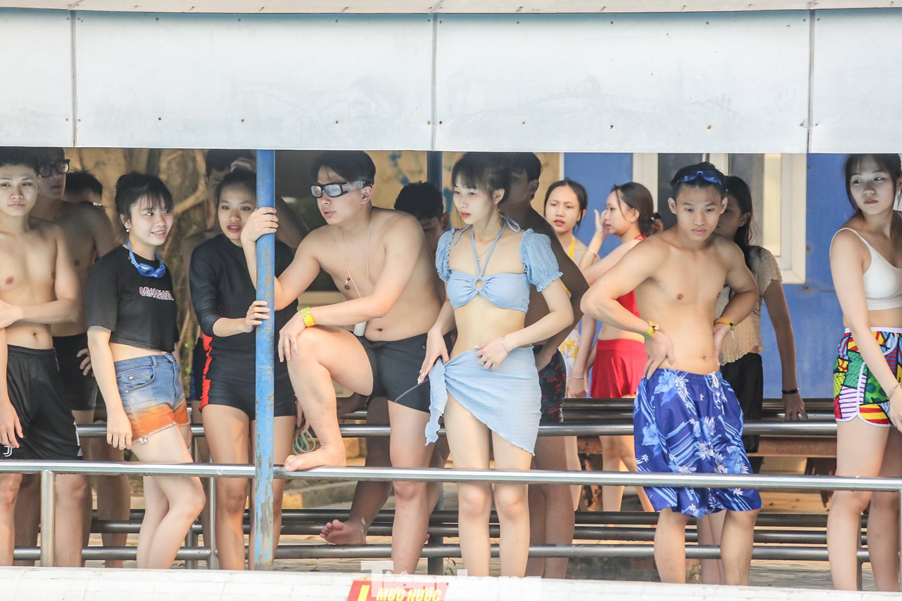 Nhiều người đứng chờ hàng tiếng đồng hồ để đến lượt tại các khu vực trượt ống, đu dây.