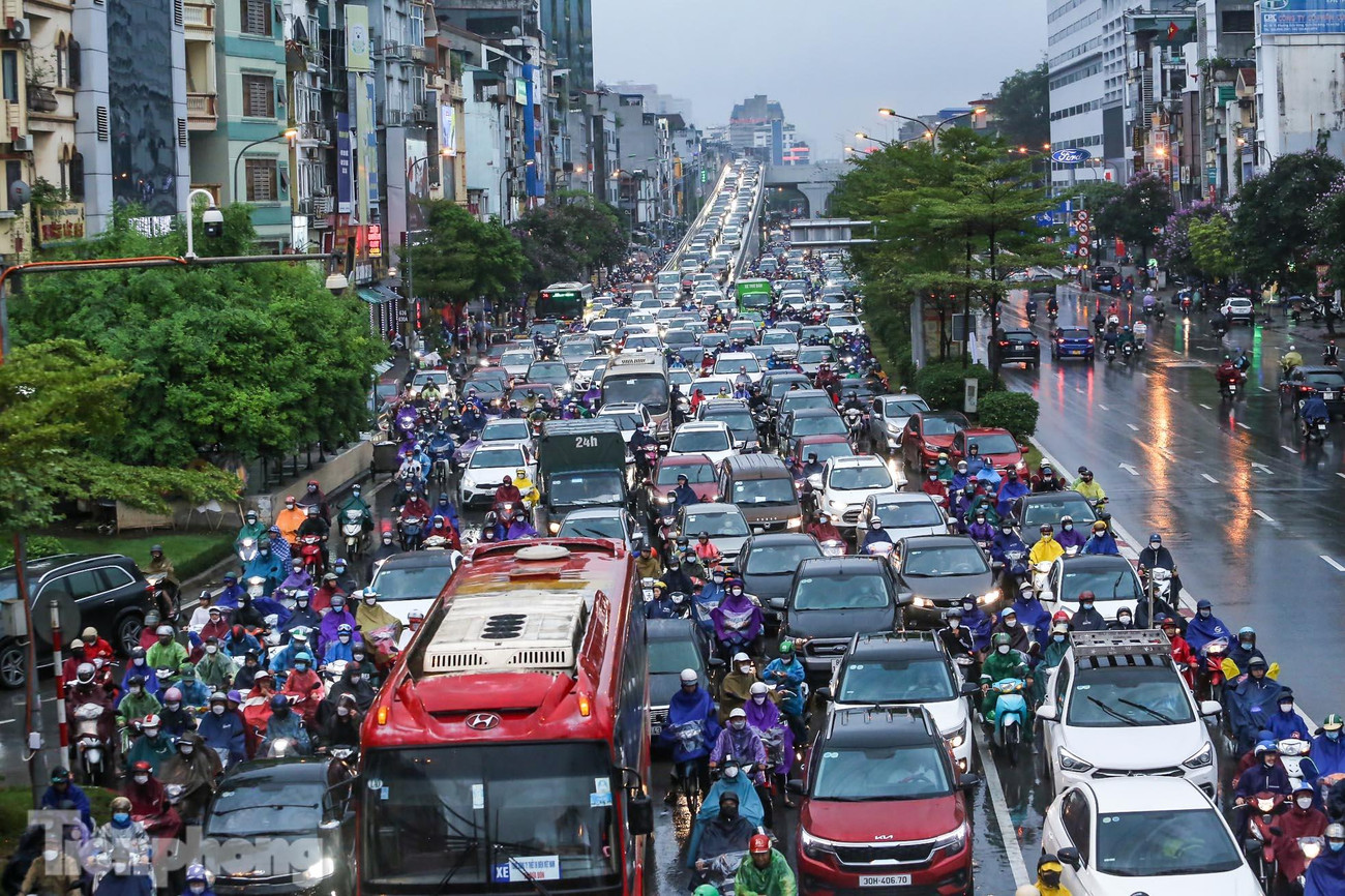 Đường Trường Chinh, giao thông nghẽn từ trên cầu xuống bên dưới.