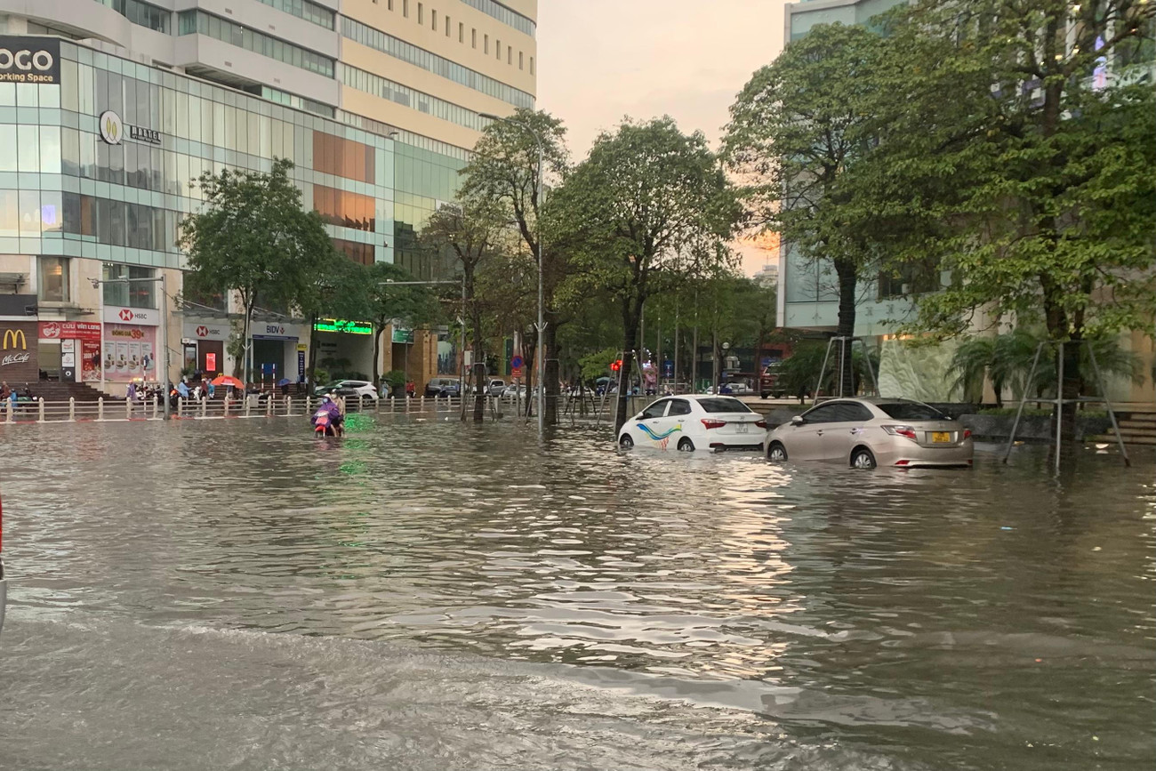 Nhiều ô tô chìm trong nước khi đỗ tại phố Thái Hà.