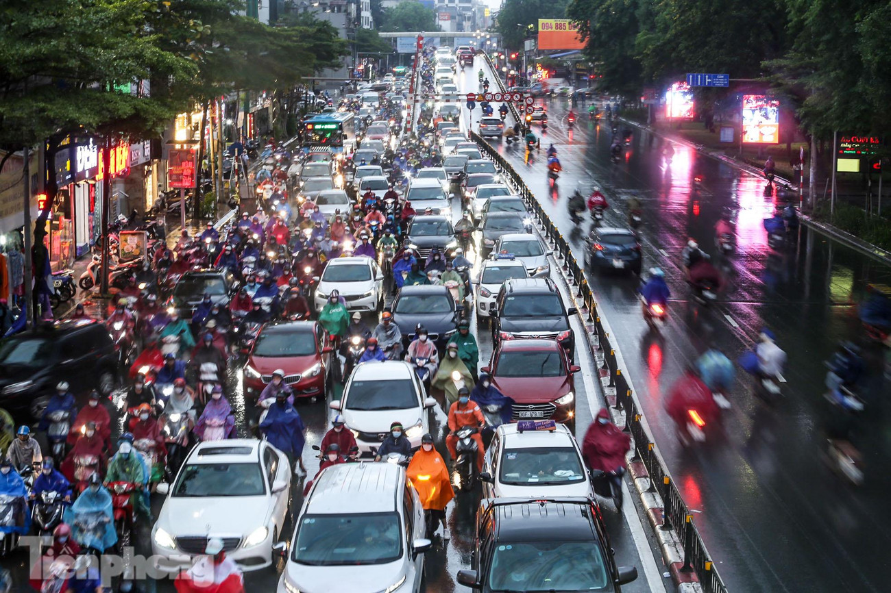 Cơn mưa khiến tầm nhìn của các phương tiện giao thông đều bị ảnh hưởng.