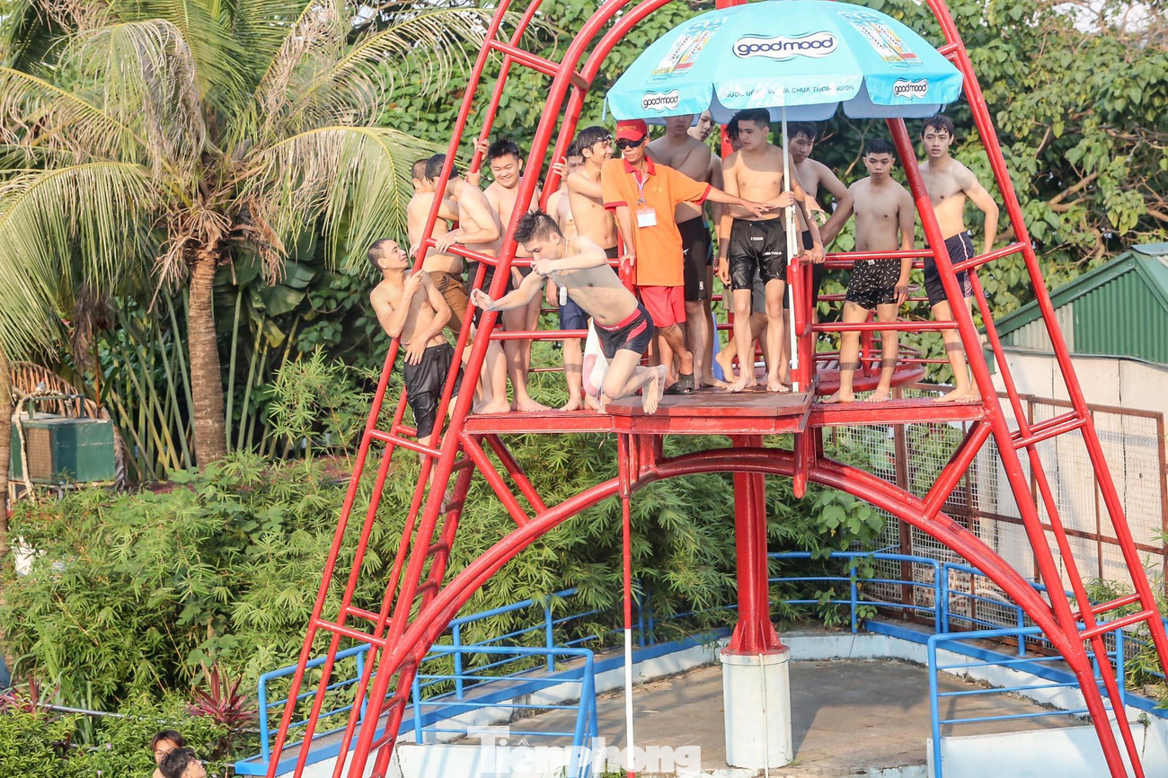 Khu vực nhảy cao người xếp hàng dài.