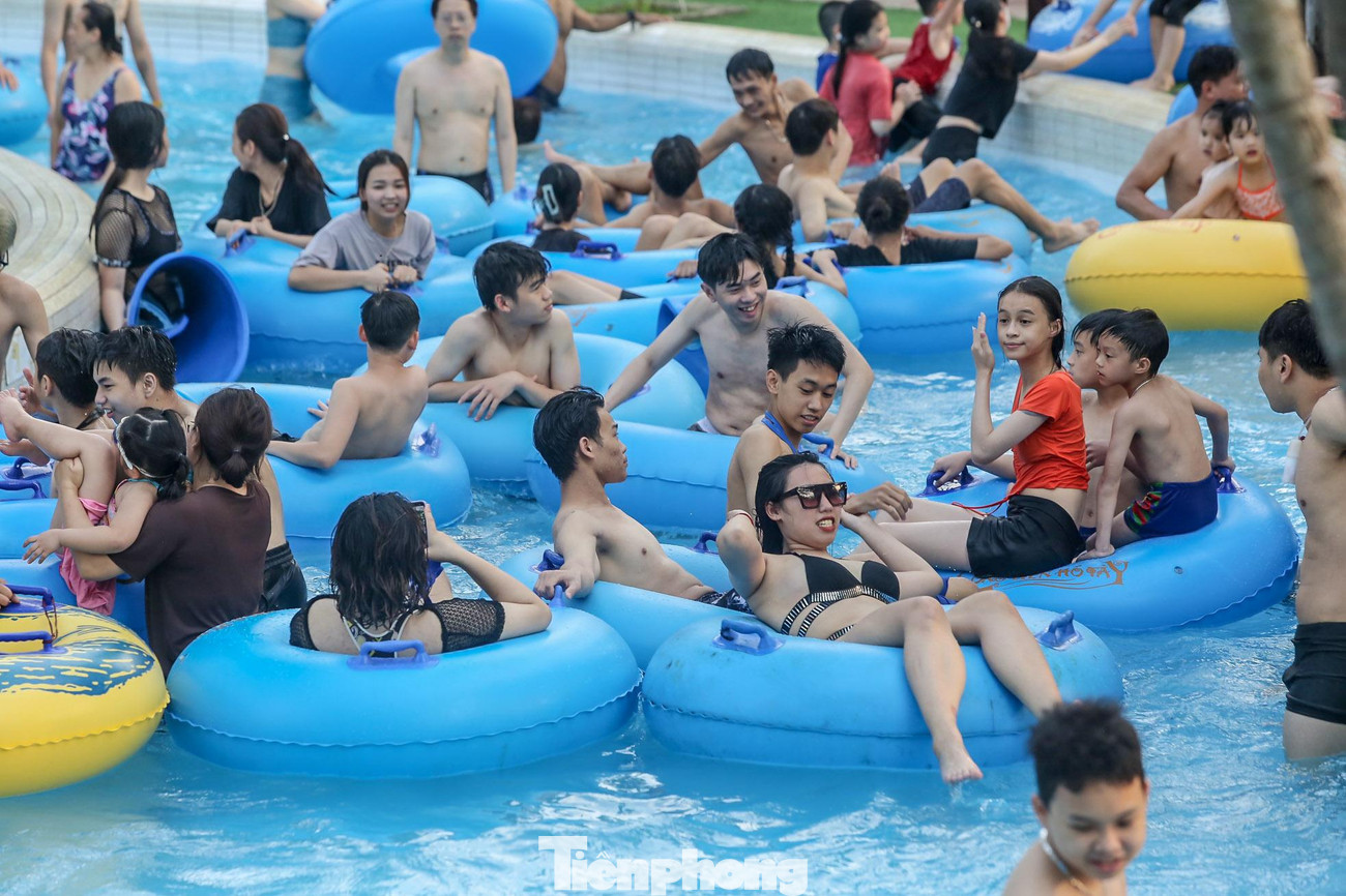Công viên nước là địa điểm được nhiều bạn trẻ yêu thích tìm tới trong kì nghỉ lễ.