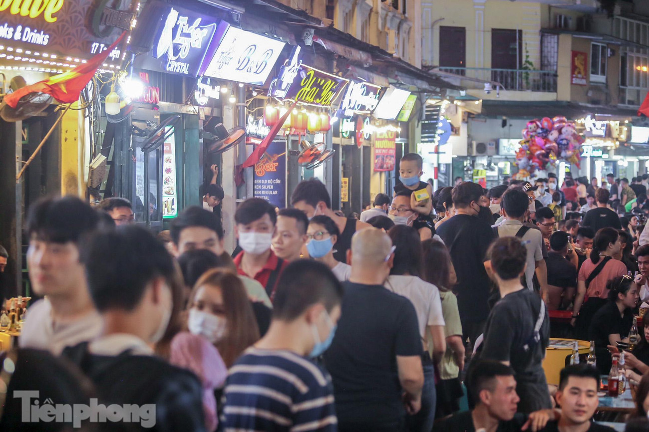 Dù một bộ phận người dân đã đi du lịch hoặc về quê nhưng không khí ở khu vực này vẫn cực kỳ náo nhiệt.