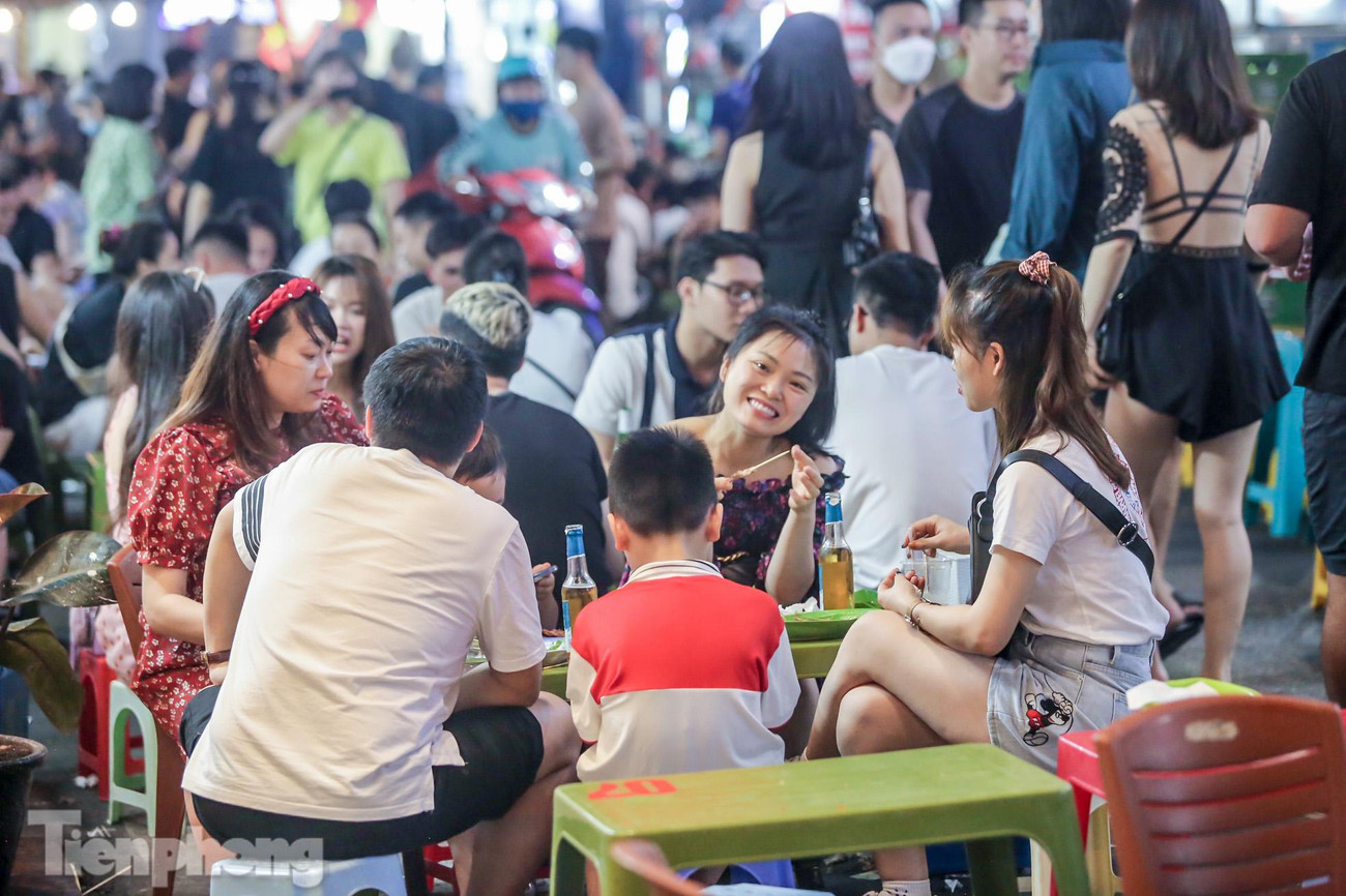 Con phố này mới được mở cửa trở lại vào tháng trước sau thời gian dài đóng cửa để chống dịch COVID-19.