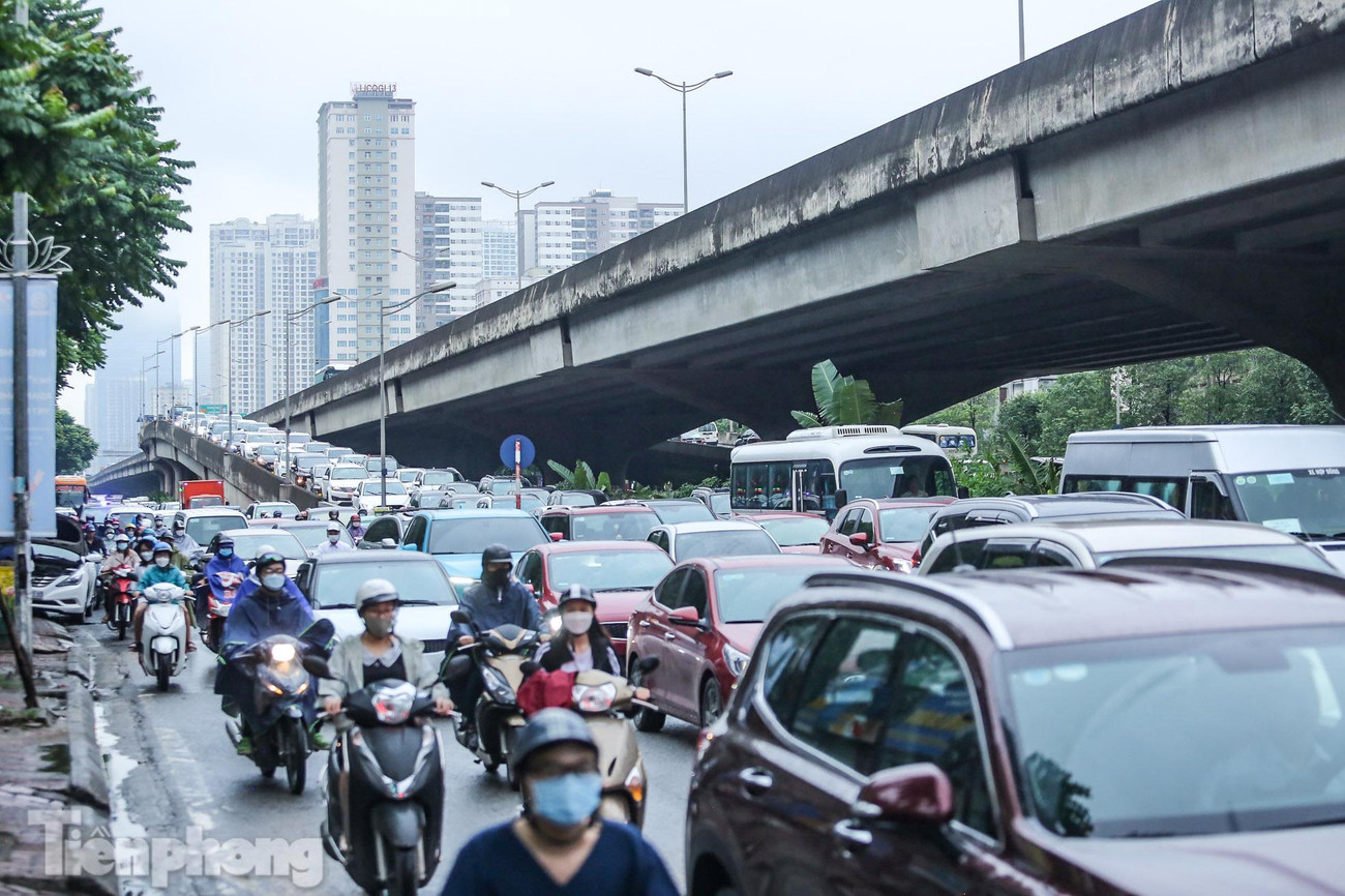 Dòng ô tô "dậm chân tại chỗ" tại lối xuống từ đường trên cao.