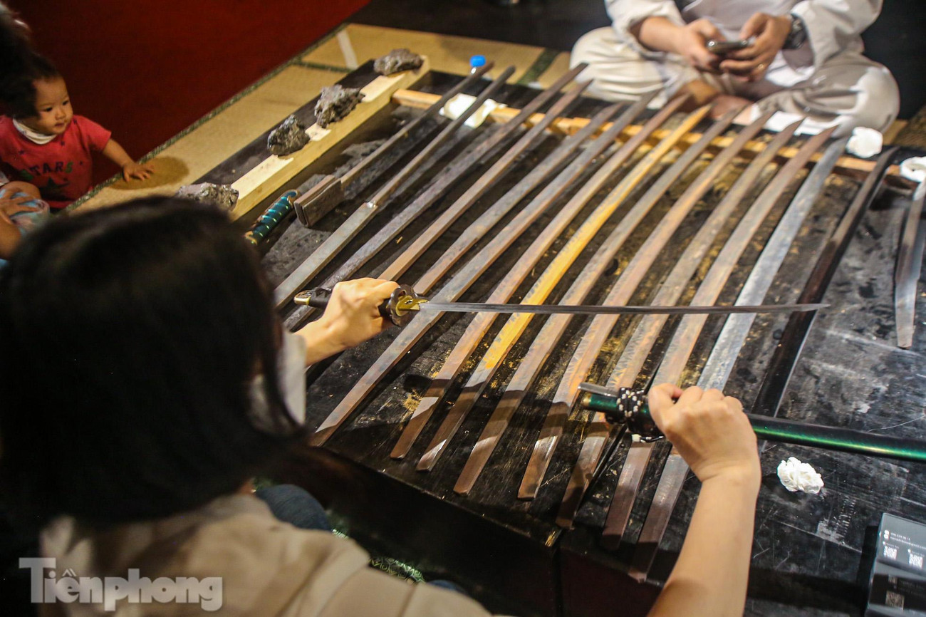 Sau gập thép sẽ đến công đoạn tạo hình phôi kiếm, lưỡi kiếm, phủ đất sét để tôi kiếm và cuối cùng là khắc tên.