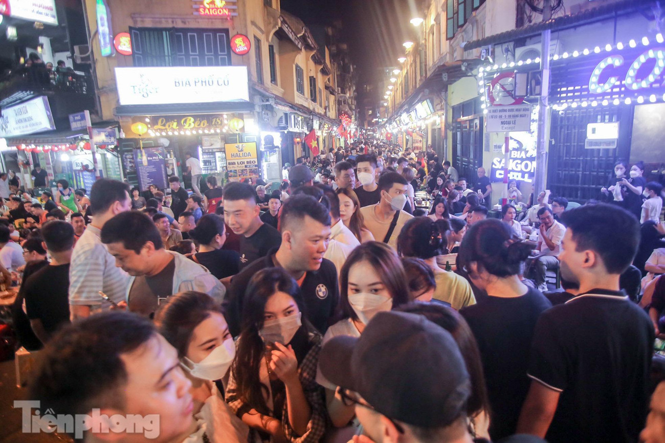 Nhiều người đứng "chôn chân" tại ngã ba Tạ Hiện.