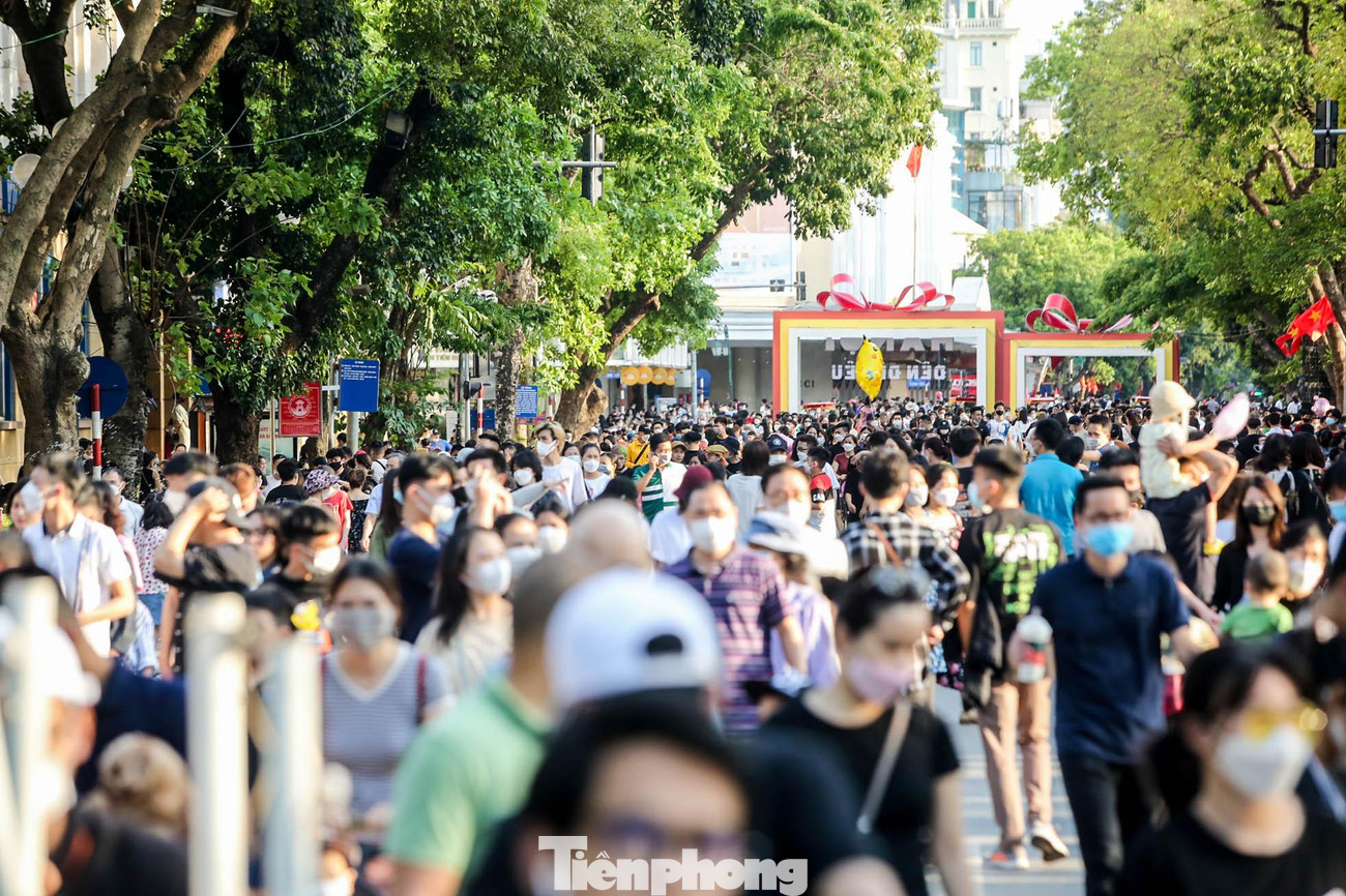 Thời tiết Hà Nội khá mát mẻ, vì vậy, đông đảo người dân cũng như du khách quốc tế lựa chọn hồ Gươm là địa điểm tụ tập, vui chơi trong dịp nghỉ lễ 30/4 - 1/5.