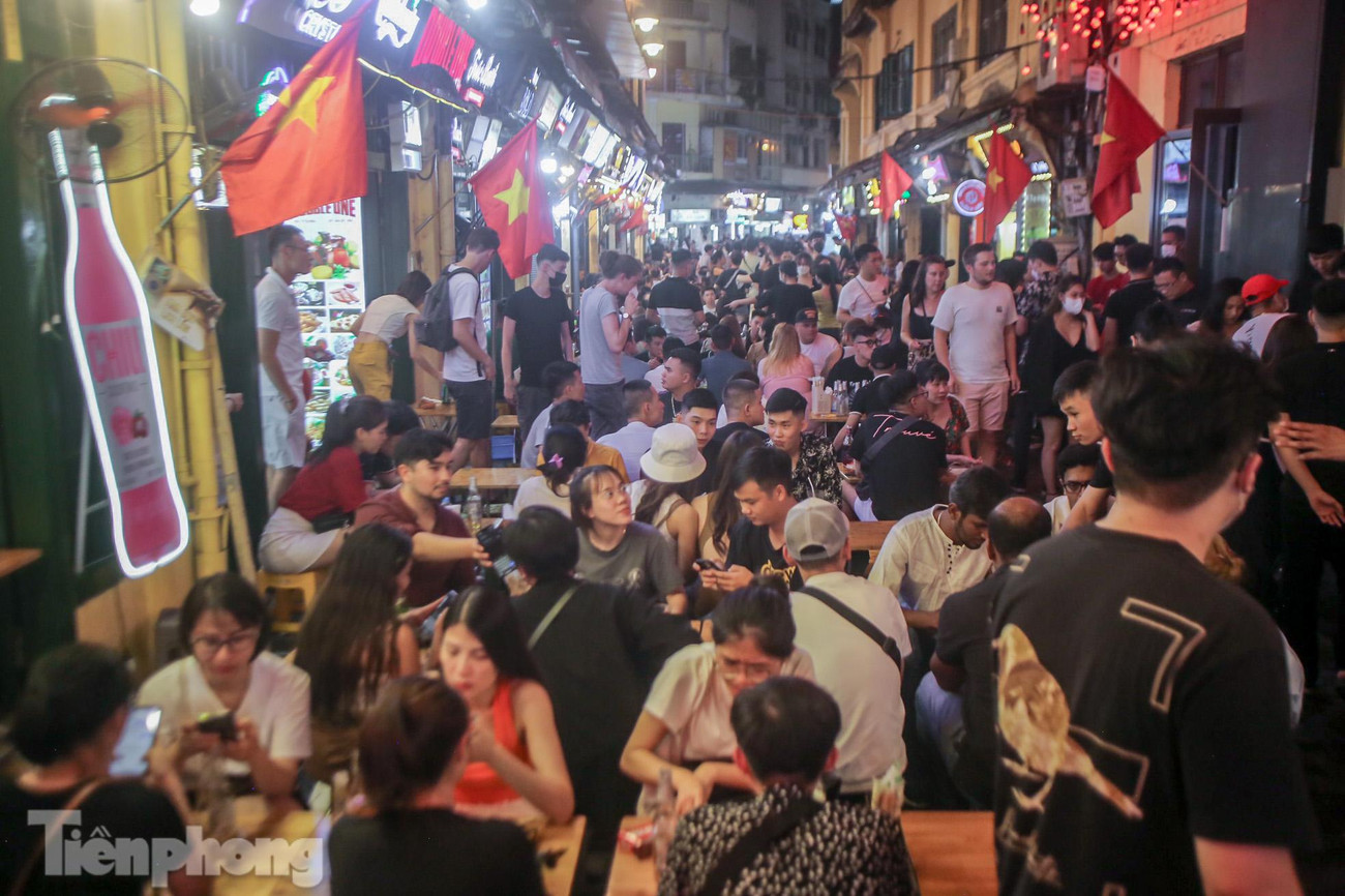 Hầu hết các quán đều đông đúc, không còn chỗ để ngồi cả trong lẫn ngoài.